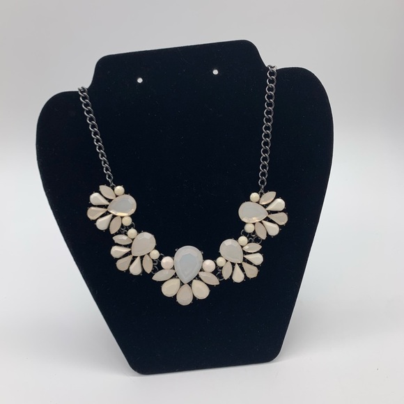 Vintage UV Lucite Ivory Cream Faced Acrylic Statement Necklace With Ornate Chain - Picture 2 of 11